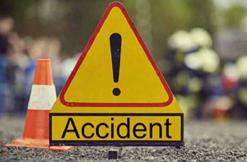 Car reversal in saving cow गाय को बचाने के चक्कर में कार पलटी