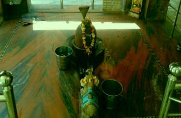 story of achleshwar shiv mandir यकीन नहीं होता! दिनभर में तीन बार रंग बदलता है यह शिवलिंग