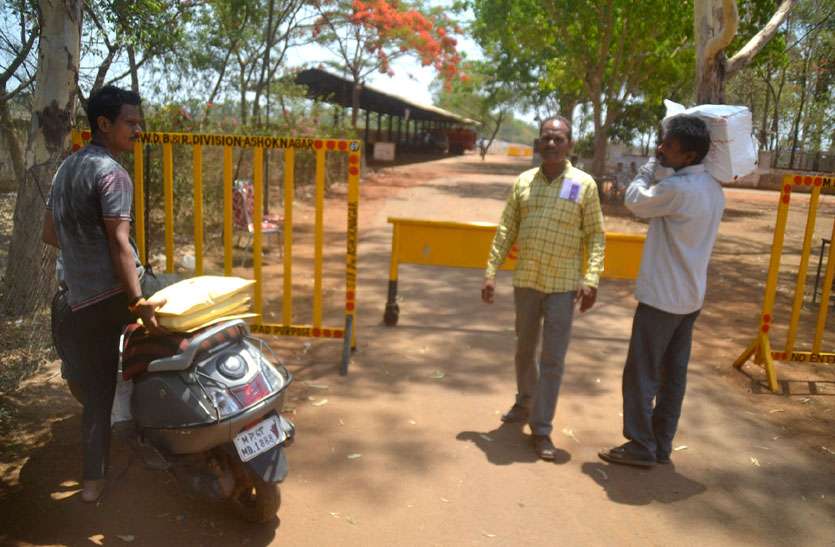 news पुलिस ने बाइक रोकी तो जमा करने कंधे पर रखकर ले गए परीक्षा सामग्री