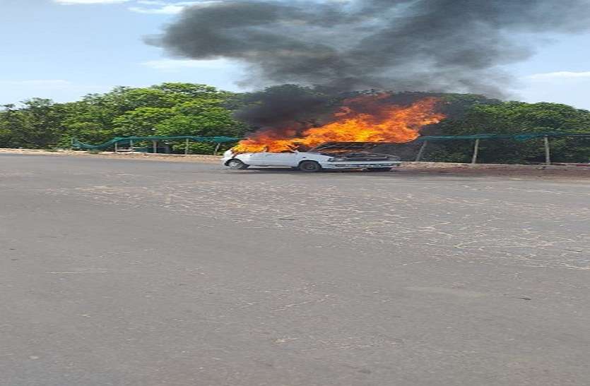 The Burning Car : चलती कार अचानक बनी 'आग का गोला', मरीज को अस्पताल ले जाते समय हुआ हादसा चलती कार में अचानक लगी आग, देखते ही देखते कार बनी आग का गोला