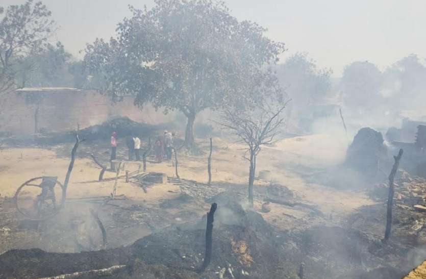 Fire in 30 home etawah news update इटावा मे आग लगने से 30 घर जलकर हुए खाक, दमकल देर से पहुंचने पर गांव वालों ने किया पथराव