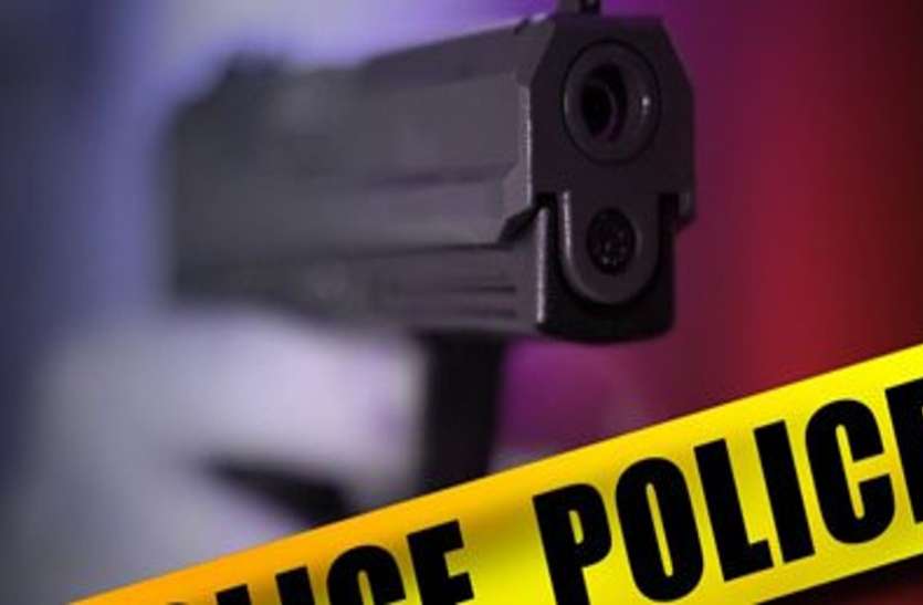 police arrested a man with gun पिस्टल लेकर पड़ोसी को धमकाना पड़ा महंगा, पुलिस ने किया गिरफ्तार