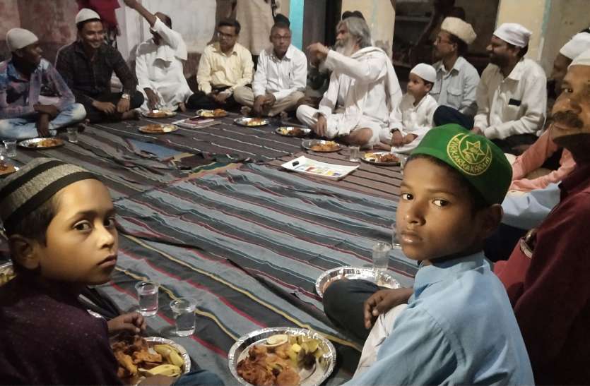 ayodhya अयोध्या के मंदिर में रोजेदारों ने पढ़ी नमाज