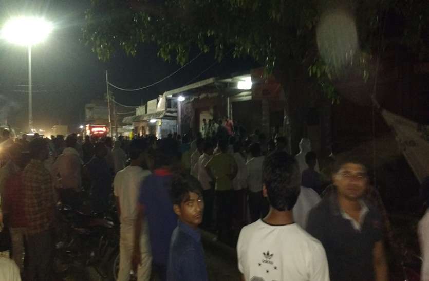 bharatpur दो पक्षों में चली लाठियां, पुलिस ने डण्डा फटकार खदेड़े लोग