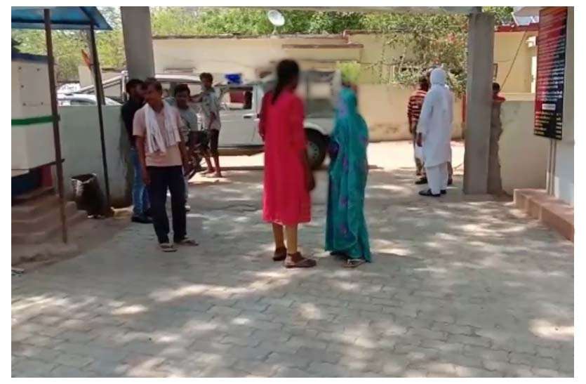 Ladki ko dva pilakar banaye avaidh sambandh नशीला पदार्थ खिलाकर रात के अंधेरे में युवती के साथ किया गंदा काम, साथ ही जीजा ने किया यह, और फिर...