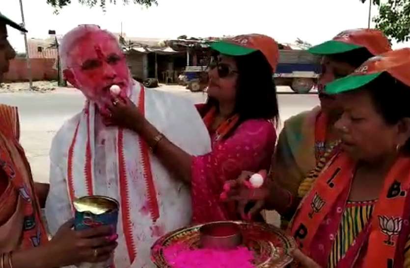 Bikaner- Rajasthan Lok Sabha Election 2019 Result एग्जिट पोल से उत्साहित महिलाओं ने मोदी को खिलाया रसगुल्ला, लगाया गुलाल