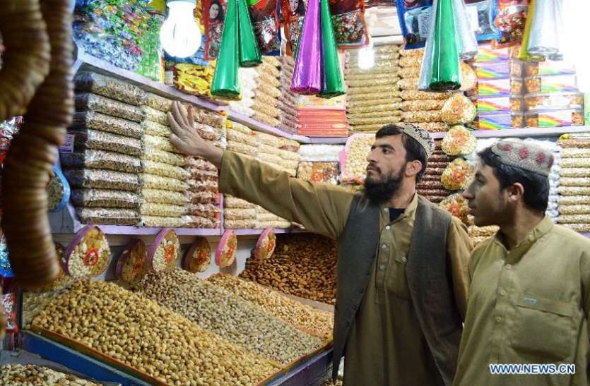 pakistan पाकिस्तान में चरम पर महंगाई, 1100 रुपए किलो मटन तो 400 रुपए किलो बिक रहा सेब