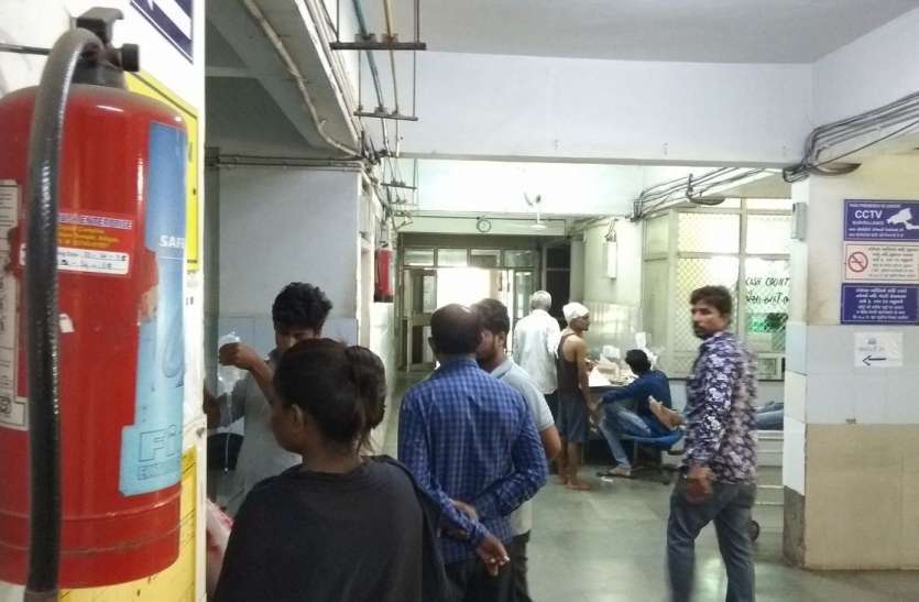 surat photo ट्रोमा सेंटर में भी आग बुझाने के साधन हैं एक्सपायरी डेट वाले