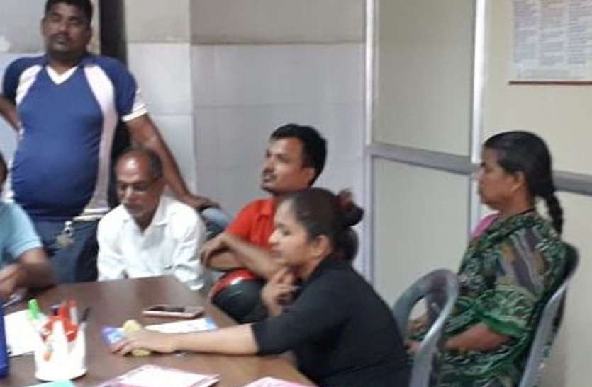 surat photo इंस्टाग्राम पर दोस्ती से बहकी विवाहिता को सखी मंडल ने समझा-बुझा कर घर भेजा