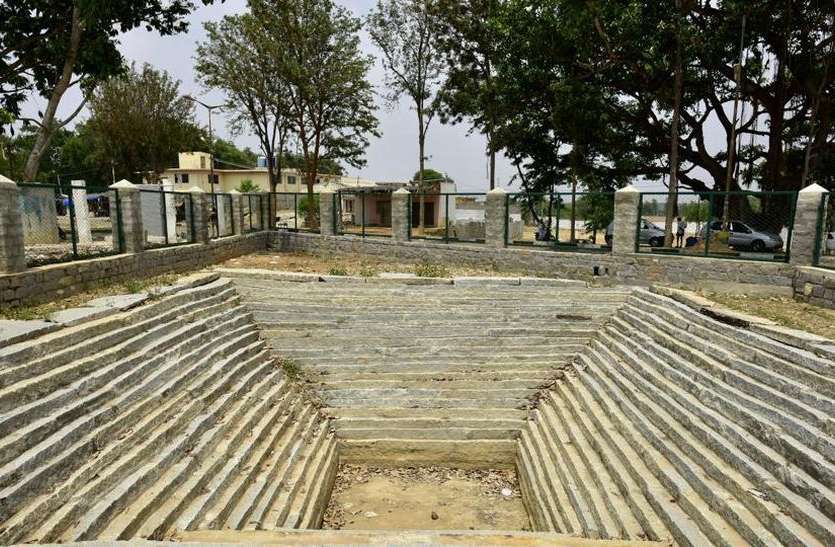 dry temple pond इंसान क्या यहां तो भगवान भी बिन पानी हो रहे बेहाल