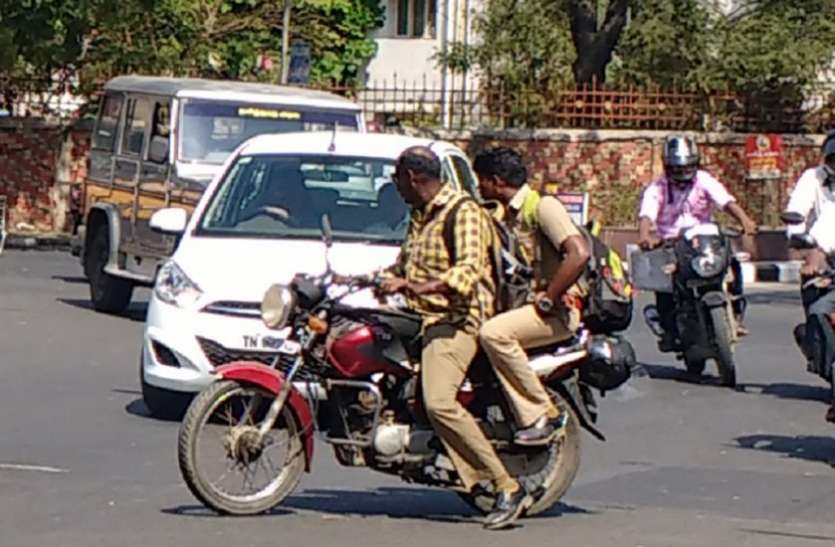Helmets to bike buyer mandatory but dealer refuses बाइक खरीदार को हेलमेट देना अनिवार्य लेकिन डीलर कर रहे मना