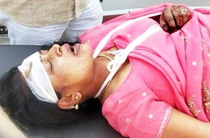 Husband tried to kill woman गाड़ी में घोट रहा था पत्नी का गला, ग्रामीण बचाने आया तो उसे कुचलकर मार डाला