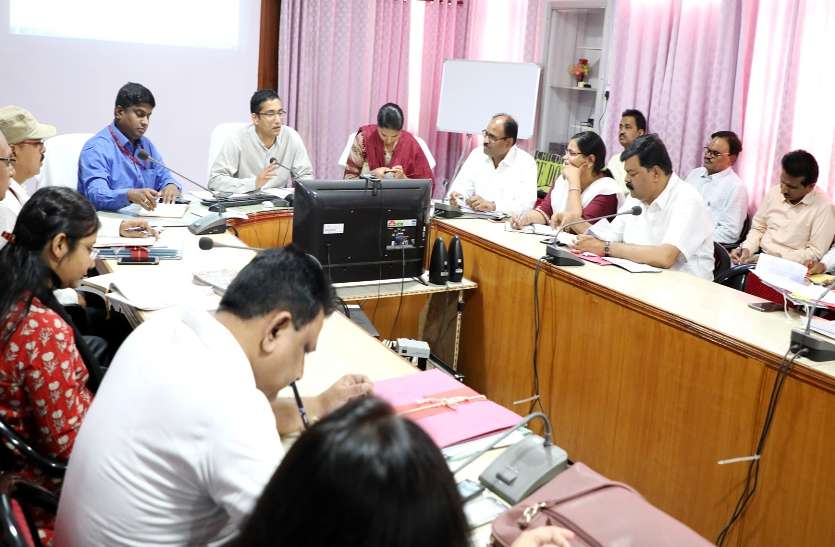 collector said morning, farmers do not have trouble in buying wheat कलेक्टर ने सुबह कहा गेहूं खरीदी में किसान न हों परेशान, शाम होते ही सामने आई बेपरवाही