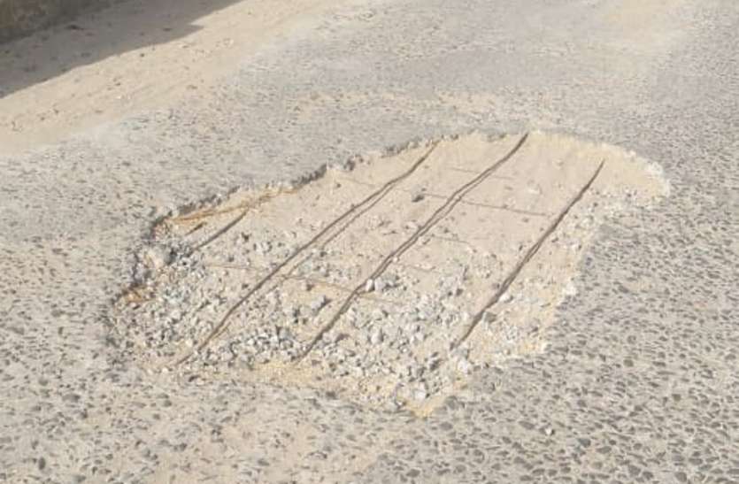 Vehicles running overweight in PM road पीएम सड़क में क्षमता से अधिक वजन के दौड़ रहे वाहन