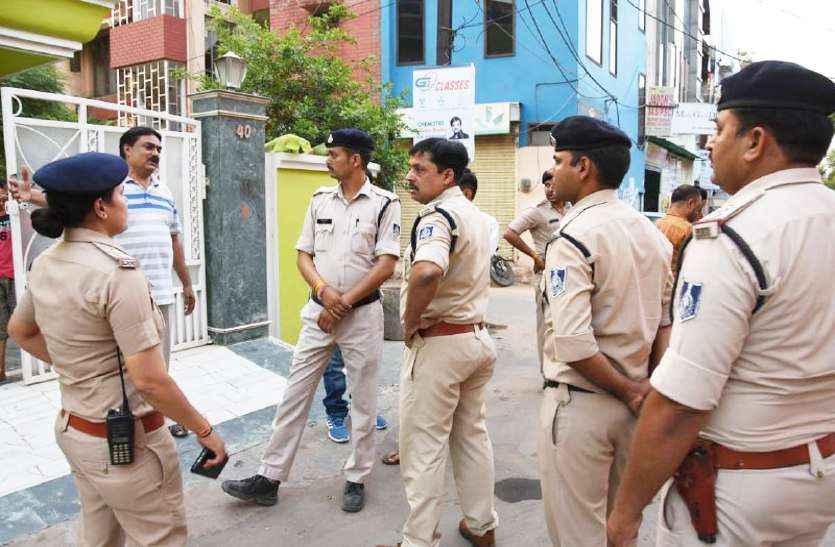 police searching girls hostel in gwalior लड़कियां कब आती हैं कब जाती हैं कहां लिखते हो सब, जानकारी दो