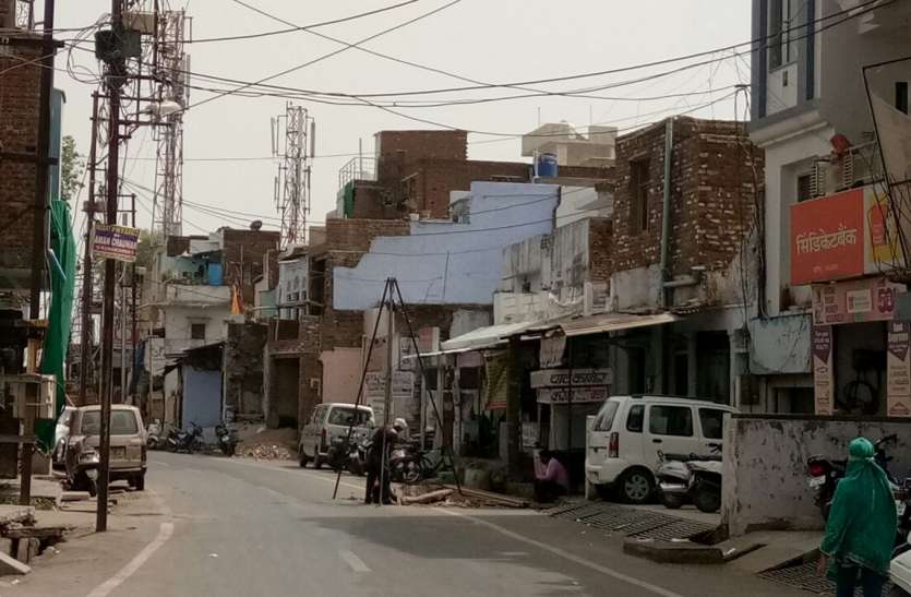 100 feet road 7 साल पहले 100 फीट चौड़ी सडक़ बनाने तोड़े मकान, न सडक़ बनी, न टूटा हिस्सा बनाने की अनुमति दे रहे