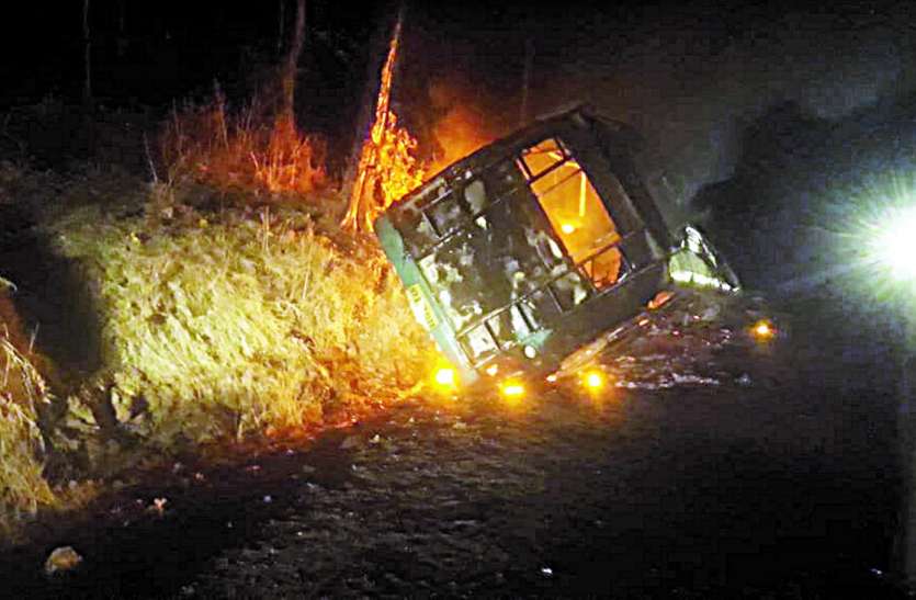 One killed, 45 wounded एक की मौत, 45 घायल, आक्रोशित लोगों ने फूंक दी बस