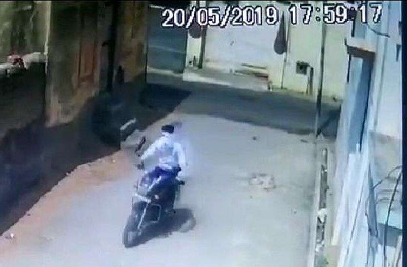 Captured bike thief in CCTV camera सीसीटीवी कैमरे में कैद हुआ बाइक चोर
