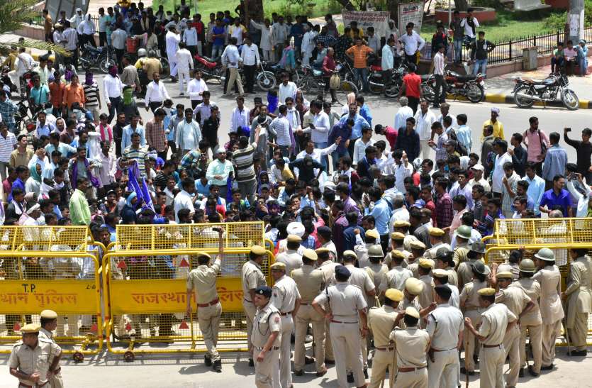 Bellasar episode: Angry people performed बेलासर प्रकरण: गुस्साए लोगों ने किया प्रदर्शन