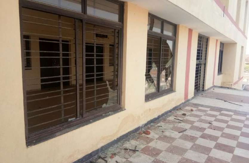 driver's branch ड्राइवर शाखा के लिए तीन साल पहले नया भवन बनाकर भूले अधिकारी, टूट गए कांच और टाइल्स