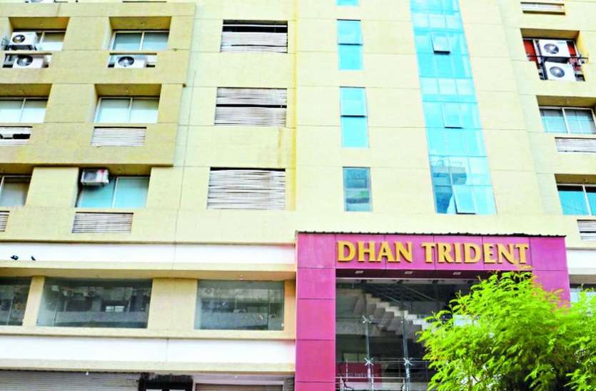 building ऑफिस की सीट से उठा और चौथी मंजिल से लगा दी छलांग, पत्नी का रो-रोकर बुरा हाल