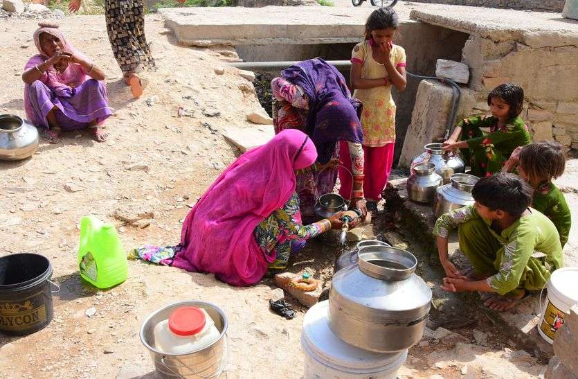 Waiting for water here in Kishangarh किशनगढ़ में यहां पानी के लिए करना पड़ता है इंतजार