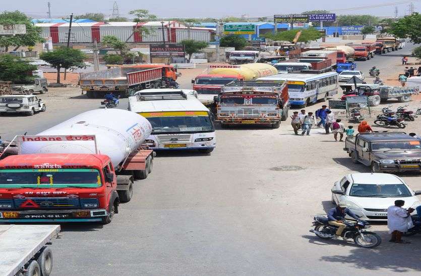 Seeing mega highway turned jam देखते ही देखते मेगा हाइवे हो गया जाम