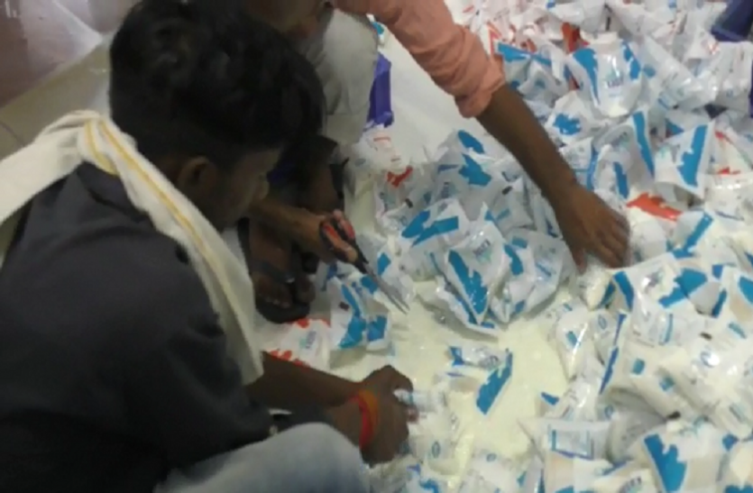 detergent powder mixing in milk लोगों की जान से खिलवाड़ कर पिला रहे थे डिटर्जेंट पाउडर से बना दूध, फूड डिपार्टमेंट ने की कार्रवाई