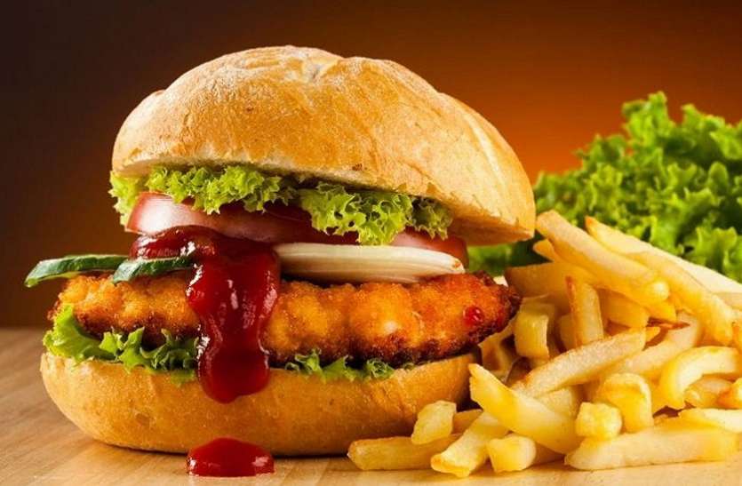 piece of glass found inside a burger in pune man admitted to hospital फास्ट फूड आउटलेट में बर्गर के अंदर मिला कांच का टुकड़ा, एक कौर खाते ही शख्स की हालत हुई खराब