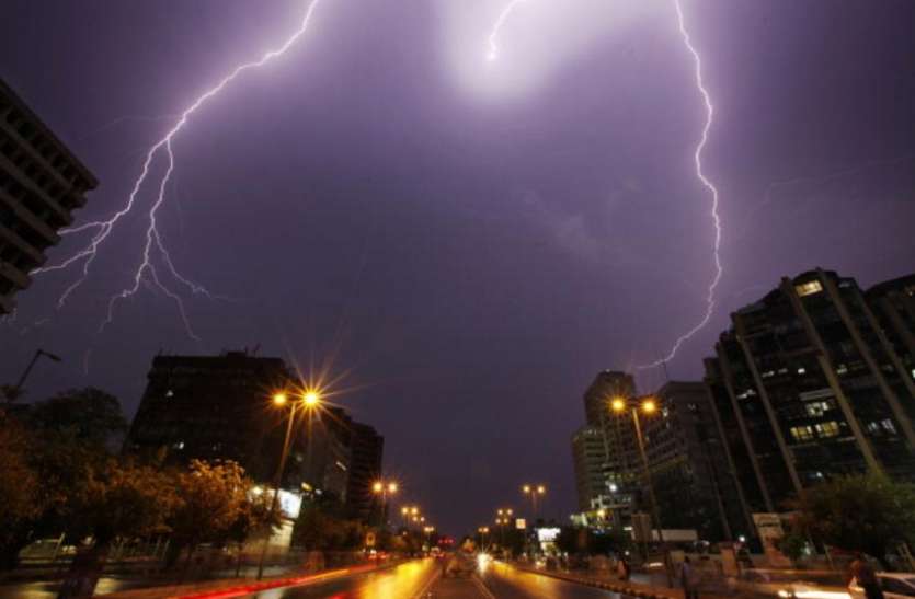 Lightning (File Photo) दिल्ली में पारा 40 के पार, 22 मई से उत्तर भारत में प्री-मानसून बारिश शुरू होने आसार