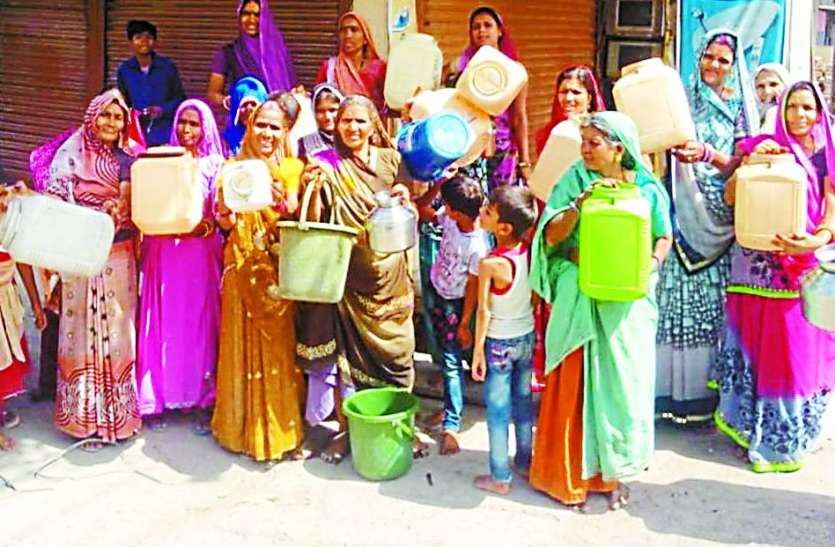 patrika मूलभूत समस्याओं से परेशान नगरवासी-परिषद के खिलाफ की नारेबाजी