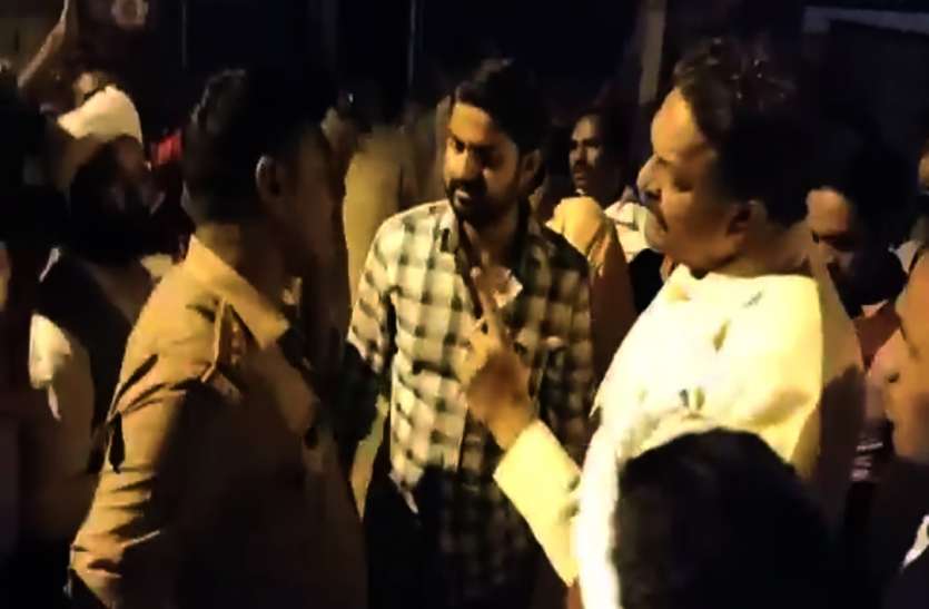 Afzal Ansari UP के कई जिलों में ईवीएम बदले जाने के शक में हंगामा, रात भर धरने पर बैठे रहे अफजाल अंसारी, प्रशासन झुका