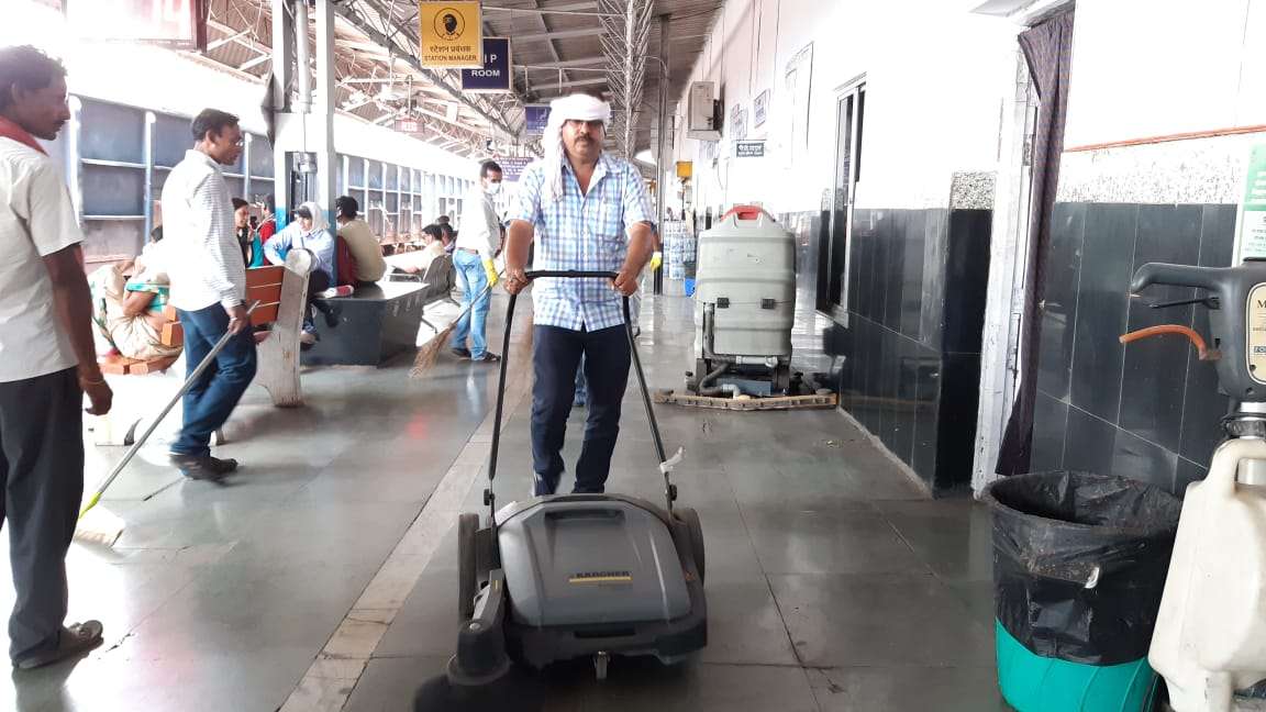 रेलवे स्टेशन के बाहर साफ-सफाई में जुटे रहे रेलवे के अधिकारी