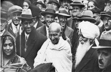 daily thought vichar manthan mahatma gandhi विचार मंथन : मुस्कान तथा आह्लाद थकान की दवा है और विनोद इनका जनक- महात्मा गांधी