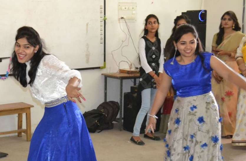 College Girls Dazzled Dance, Zoomed Viewer कॉलेज गल्र्स ने गजब का किया डांस, झूम उठे दर्शक