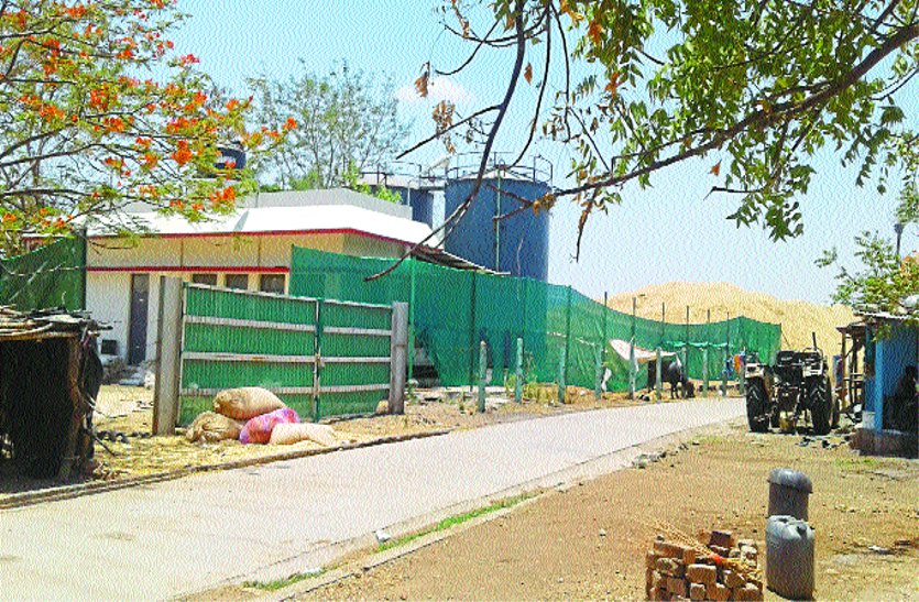 patrika भूसा प्लांट से निकलने वाले कीड़े कर रहे ग्रामीणों को बीमार