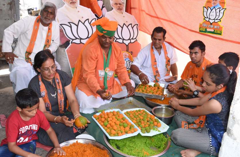 Rajasthan bikaner Loksabha Election 2019- BJP supporter confident Bikaner- जीत से आश्वस्त समर्थक ने बनाए BJP के रंग वाले लड्डू