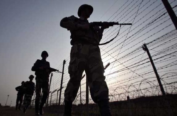 Kashmir: One security personnel lost his life and seven injured in IED blast near LOC कश्मीर: मेंढर IED ब्लास्ट पर आया रक्षा मंत्रालय का बयान, बताई ट्रेनिंग से जुड़ी घटना
