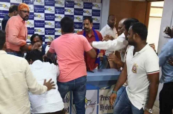 Attacked on Dalit leader in Hyderabad during press conference हैदराबाद में दलित नेता पर एक दर्जन लोगों ने किया हमला, प्रेस कॉफ्रेंस में की जमकर पिटाई