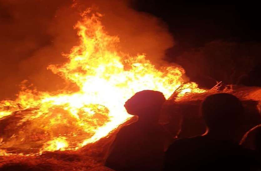 fire अचानक से जल उठा 20 ट्रक चारा, रात 2 बजे तक आग बुझाने के प्रयास करते रहे लोग
