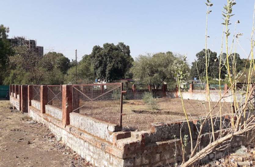 dovelepment गोविंदपुरा पुलिस लाइन का पार्क बदहाल, टाइल्स, गेट हो गए चोरी