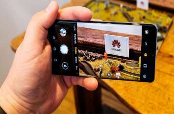 British telecoms giant EE says to launch 5G without Huaw अब प्री-ऑर्डर नहीं कर पाएंगे Huawei के 5G Smartphones, ब्रिटिश कंपनी वोडाफोन ने लगाई रोक