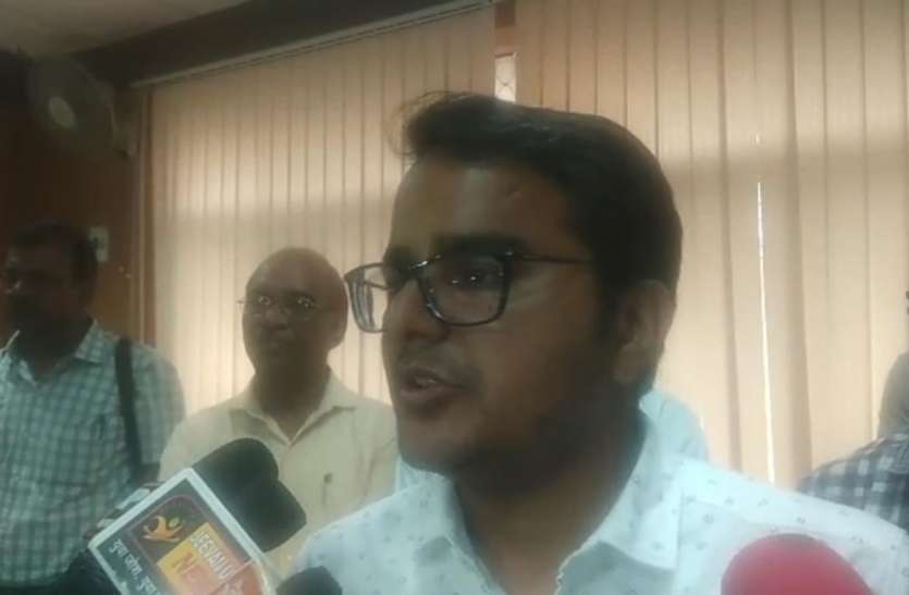 माध्यमिक शिक्षा विभाग के निदेशक नथमल डिडेल शिक्षक ने स्कूल समय में मुख्यालय छोड़ा तो उनकी खैर नहीं