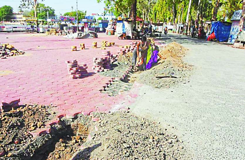 patrika पहले पेवर लगा दिए अब पाइप लाइन डालने लगे