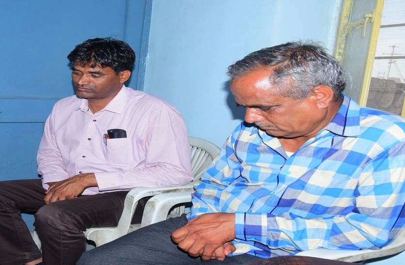 PHED, AEN and his partner शिकंजे में घूसखौर पीएचईडी एईएन और उसका साथी