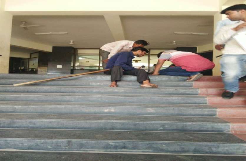 rto indore आरटीओ में बैसाखी का सहारा और अफसरों की जिद
