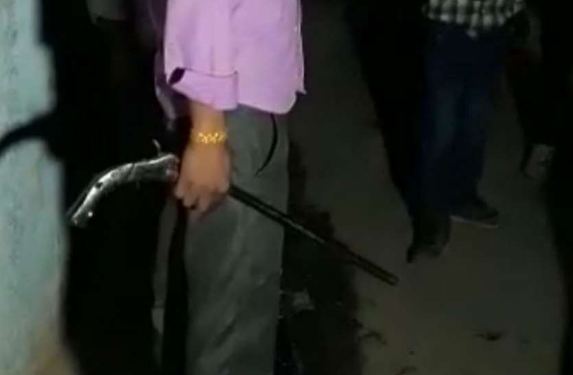 tamancha चूड़ियों के शहर में हुआ तमंचे पर डिस्को, आचार संहिता की उड़ी धज्जियां और पुलिस को नहीं हुई कानों कान खबर, देखें वीडियो