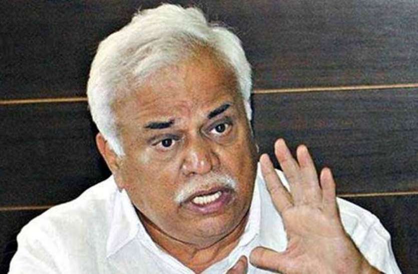 सूखे के हालात से निपटने के करें उपाय मंत्री देशपांडे ने अधिकारियों को दिए निर्देश, सूखे के हालात से निपटने के करें उपाय