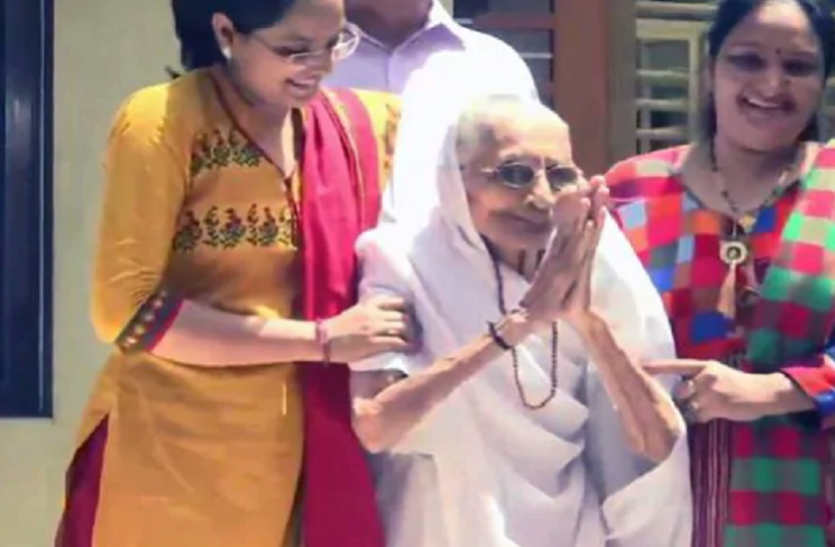 modi mother पीएम मोदी की सफलता देख भावुक हुई मां हीराबेन, घर से बाहर आकर दिया आशीर्वाद