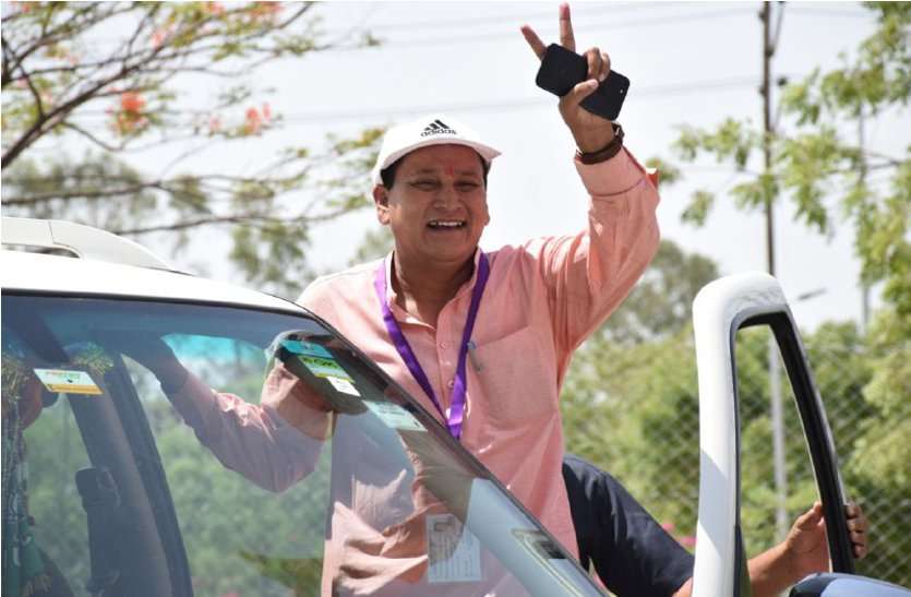 arjunlal meena Lok sabha Election 2019 : भगवा सुनामी में कांग्रेस का सफाया, नतीजों की घोषणा से पहले ही यहां बंटी मिठाइयां..